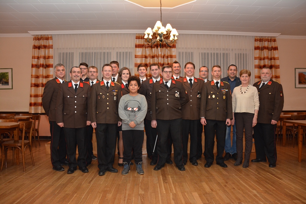 Foto: Kommando der FF Saubersdorf mit Ehrengästen, Ehrendienstgrade neuen Mitgliedern und den beförderten Kammeraden